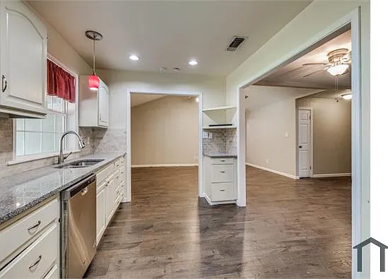 560 NW Douglas St — Photo 10
