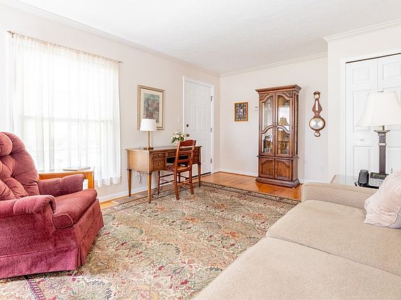 4th image of 619 S Falmouth Dr