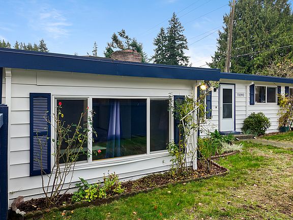 Front of home and front yard.