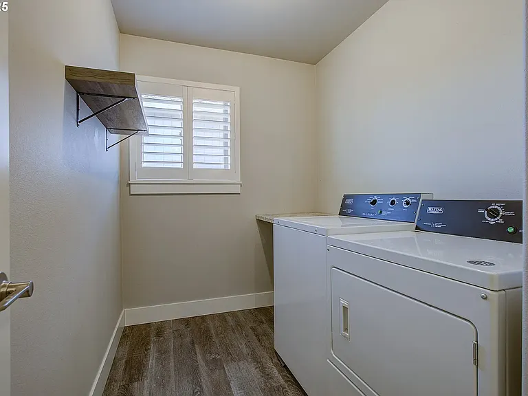 325 Brady Ln — Photo 5