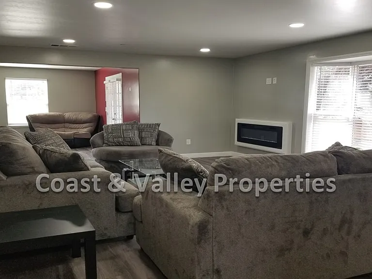 1018 El Camino Real N — Photo 2