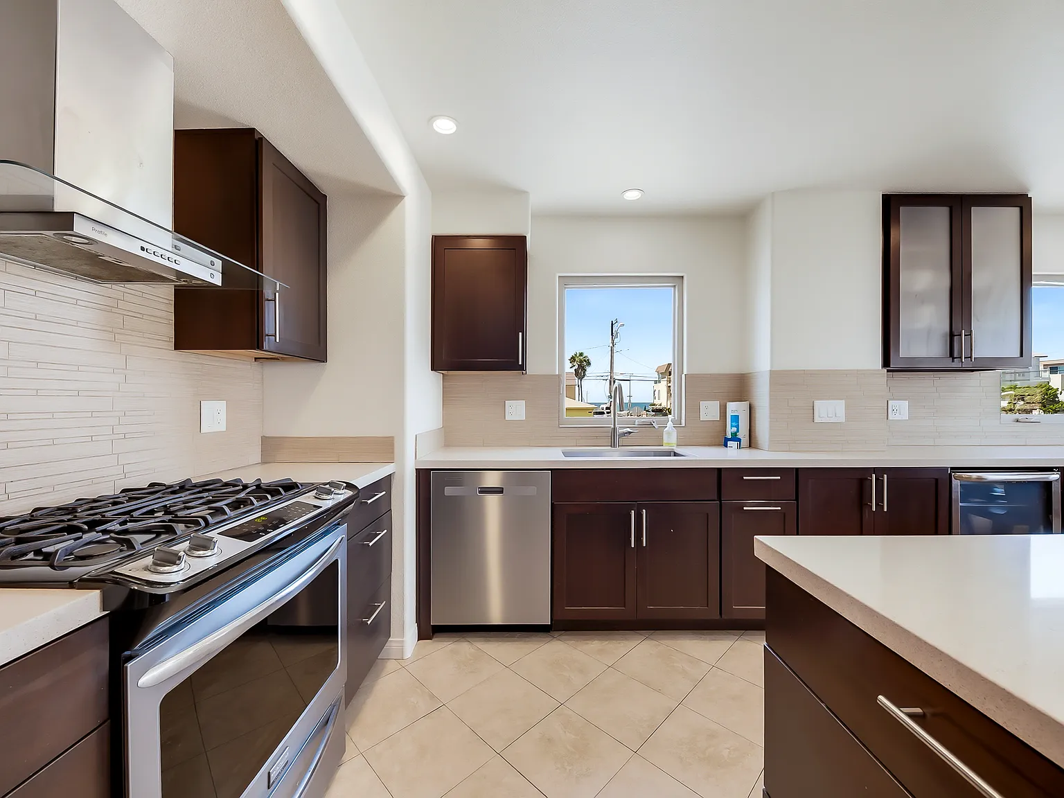 3 bed, 3.5 bath, 1283 sqft, $8,500 — Photo 3