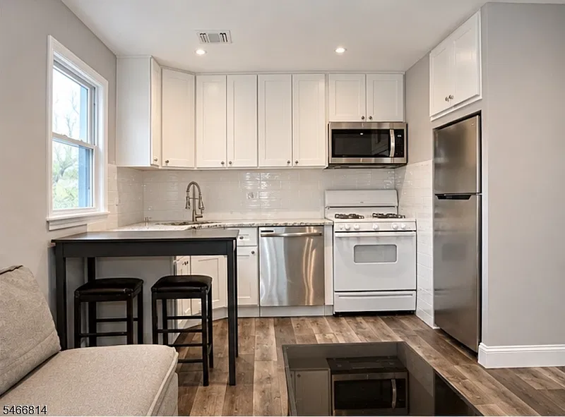 2 bed, 1.0 bath, $2,300 — Photo 2