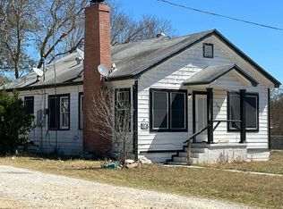 302 W Moore Ave, Devine, TX 78016