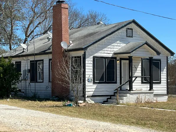 302 W Moore Ave, Devine, TX 78016