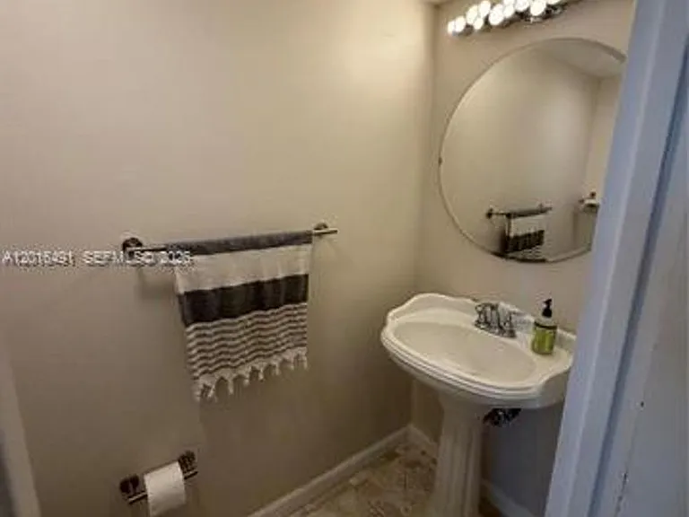 555 NE 15th St #19E — Photo 32
