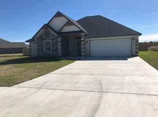 101 Liberty Ln, Clute, TX 77531