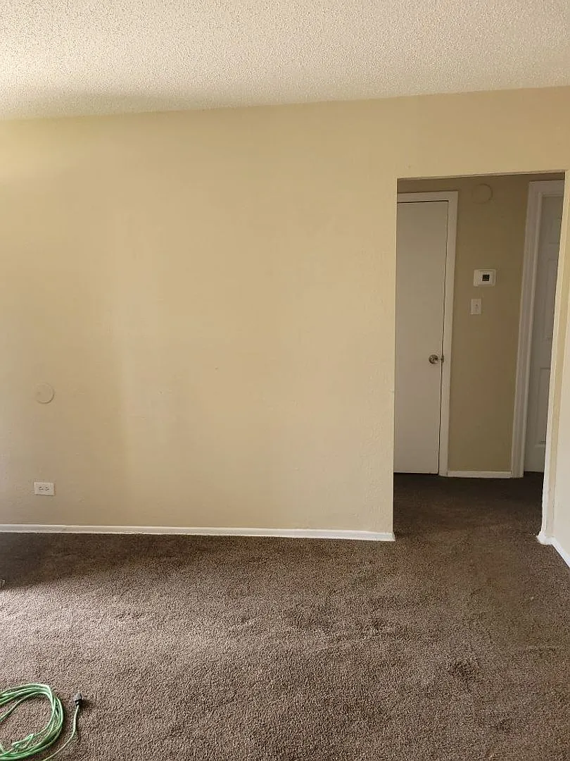 2 bed 1 bath Nice apartment. Washer dryer included ! — Photo 2