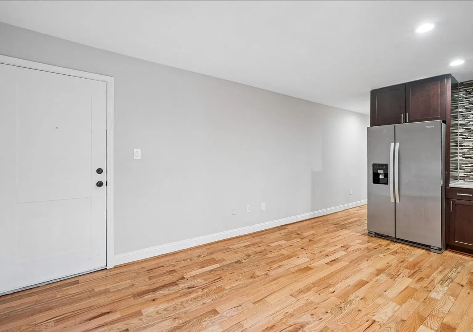 1 and 3 bedroom apartments with utilities — Photo 4