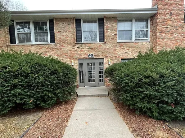 706 Old Settlers Trl, Hopkins, MN