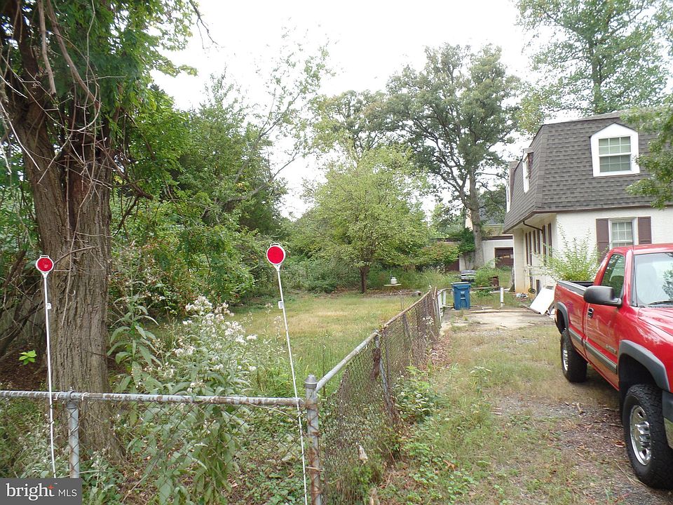 2nd image of 2207 Sandburg St