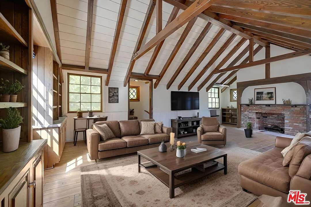 7 bed, 6.5 bath, 5138 sqft, $26,500 — Photo 3