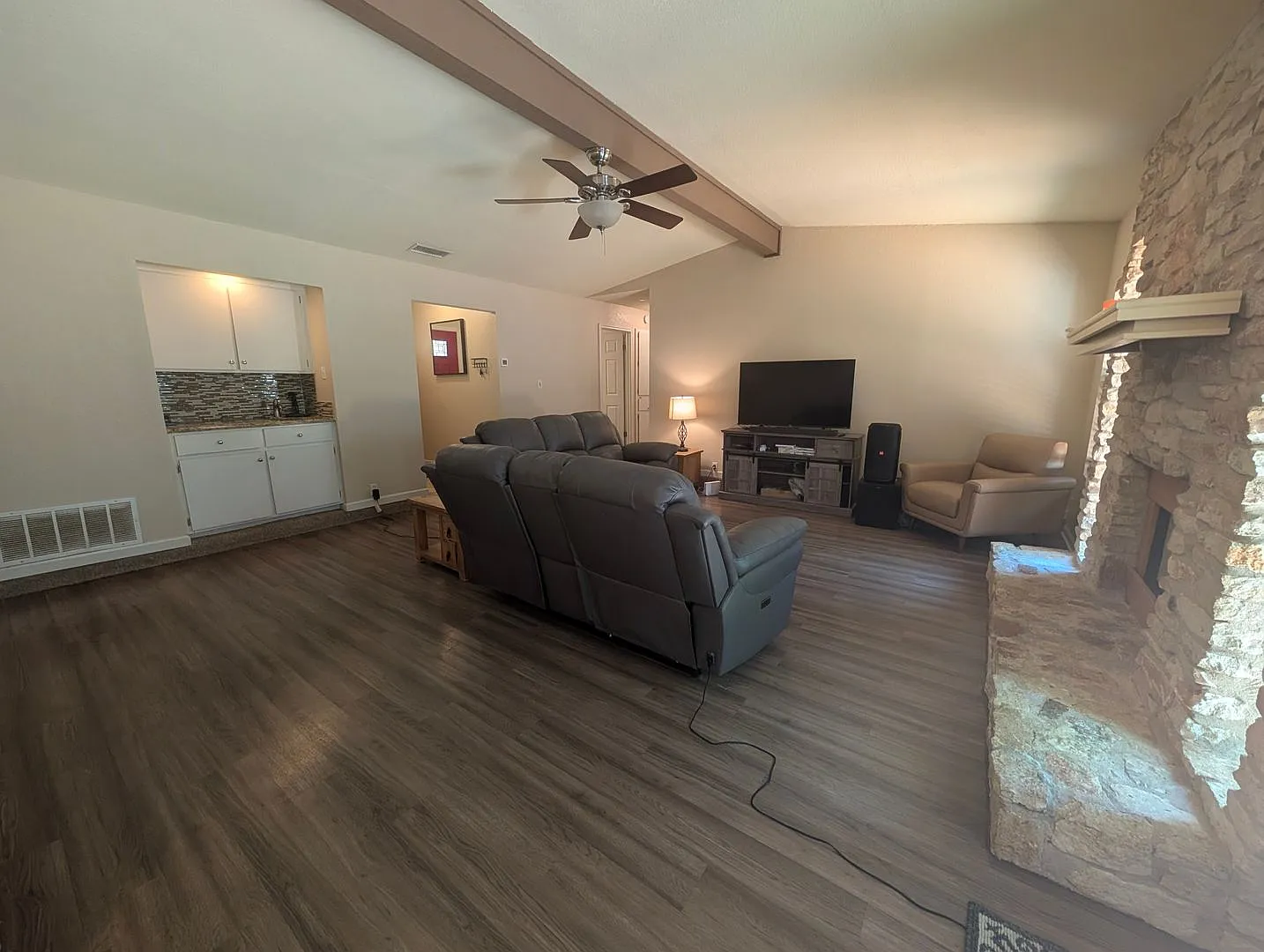 Beautiful 3BR/2BA Home with Fireplace & Fenced Yard in Austin — Photo 3