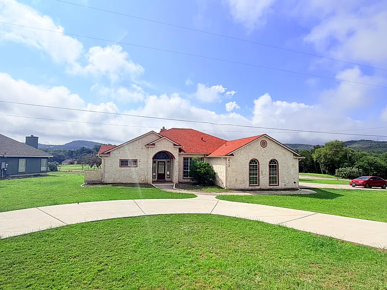412 Shayla Ln — Photo 3