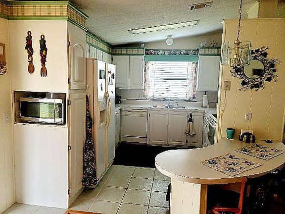 3rd image of 4672 Yacht Ave #108