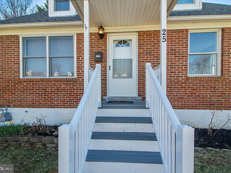 25 Birch Ave — Photo 2
