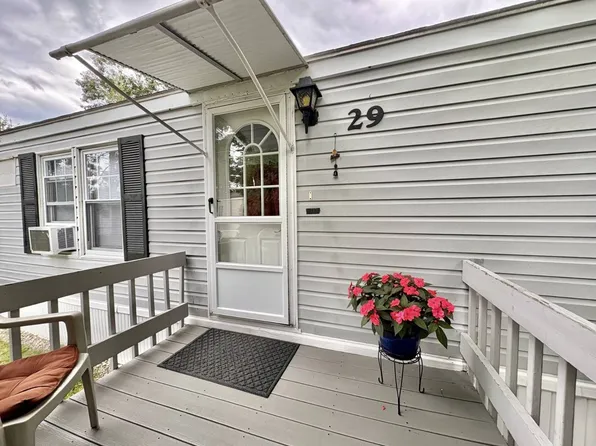 29 Mayflower Dr, Old Orchard Beach, ME 04064