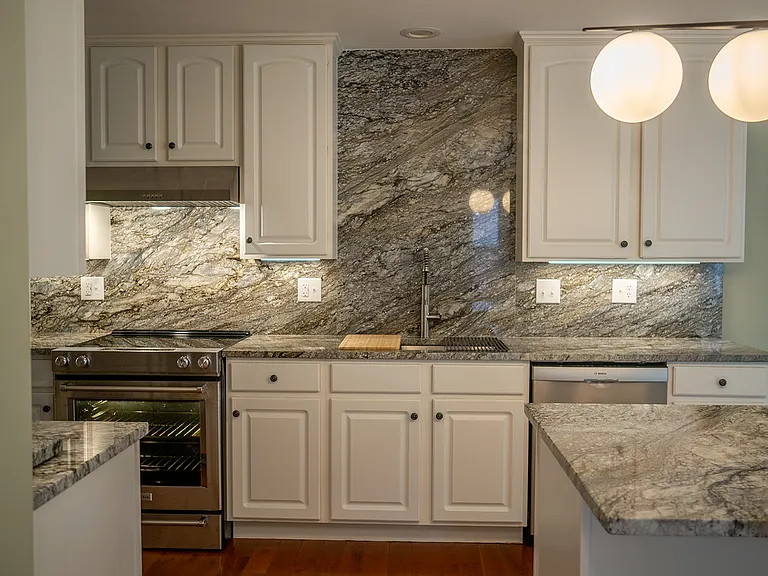 1820 Clay Dr — Photo 3
