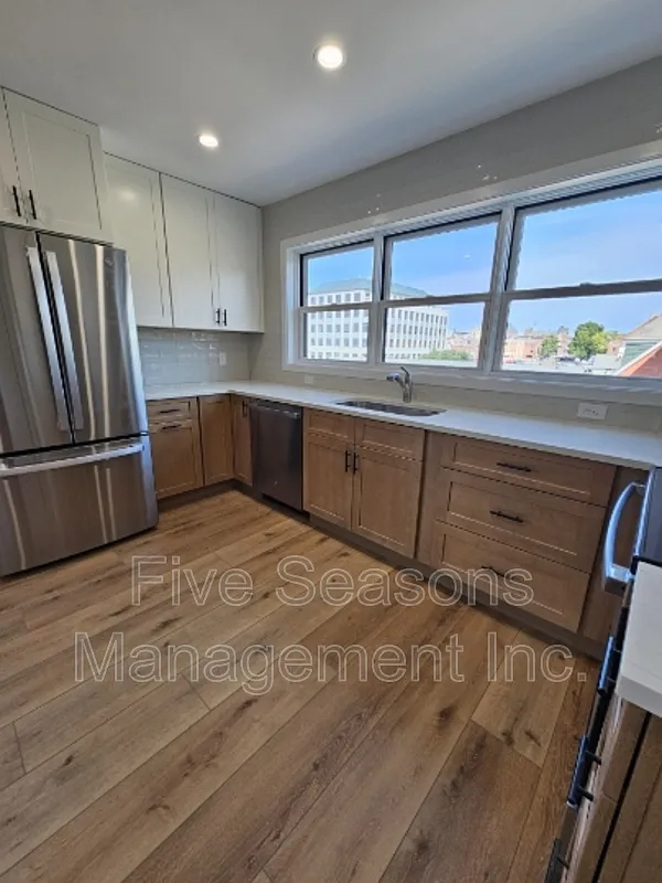 3 bed, 1.0 bath, 1000 sqft, $2,790 — Photo 2