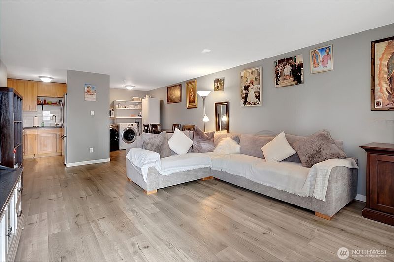 4th image of 838 Harrington Avenue NE