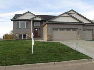 861 Golf View Ave, Zumbrota, MN 55992