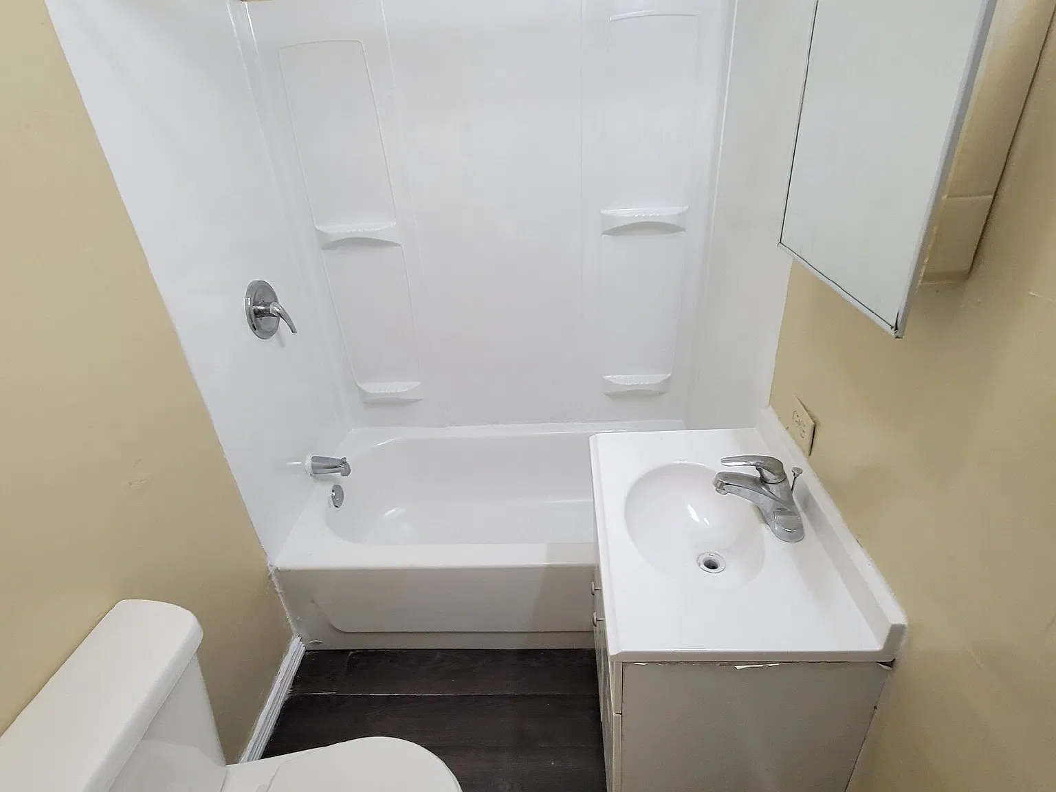 3 bed, 1.0 bath, $1,090 — Photo 4