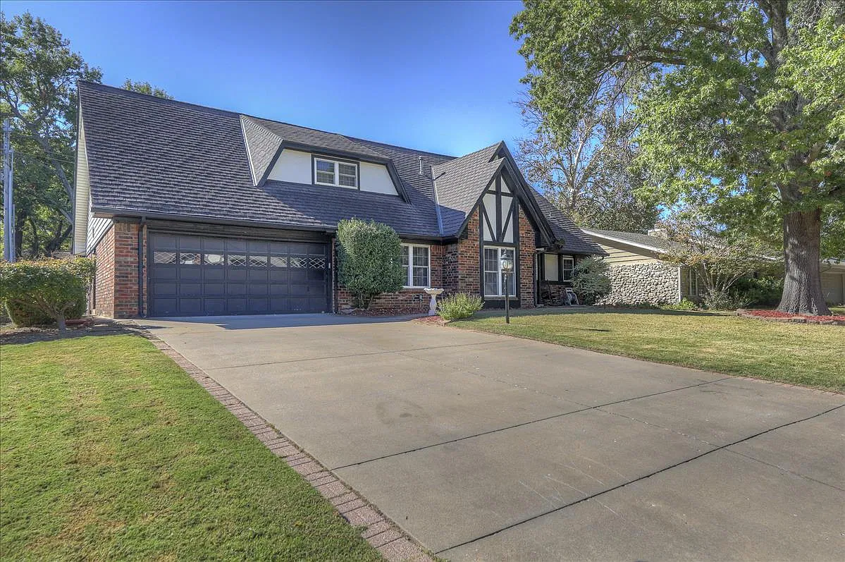 5 bed, 3.0 bath, 3263 sqft, $3,000 — Photo 2
