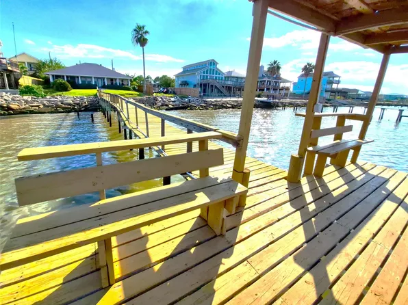 1022 Avenue A 1/2 St, San Leon, TX 77539