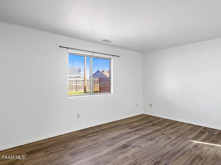 4517 N Sauter Dr — Photo 8