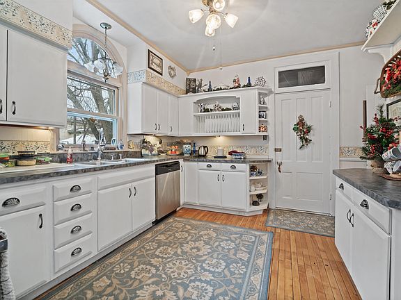 5th image of 121 Watertown St