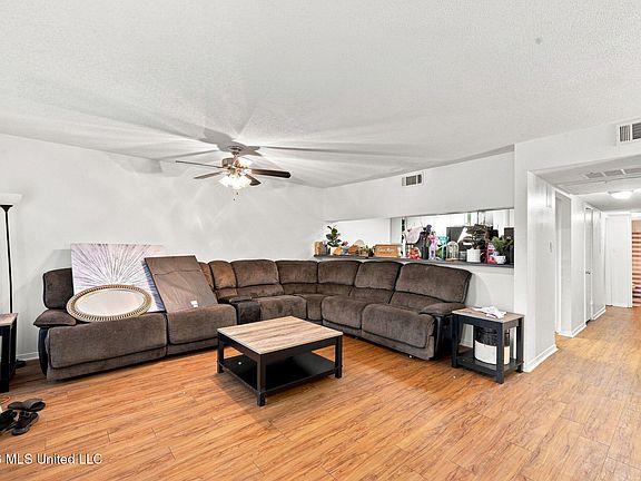 5th image of 3220 Cumberland Rd #102
