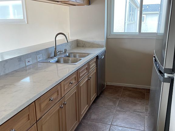 5th image of 4704 Neptune Ave #B