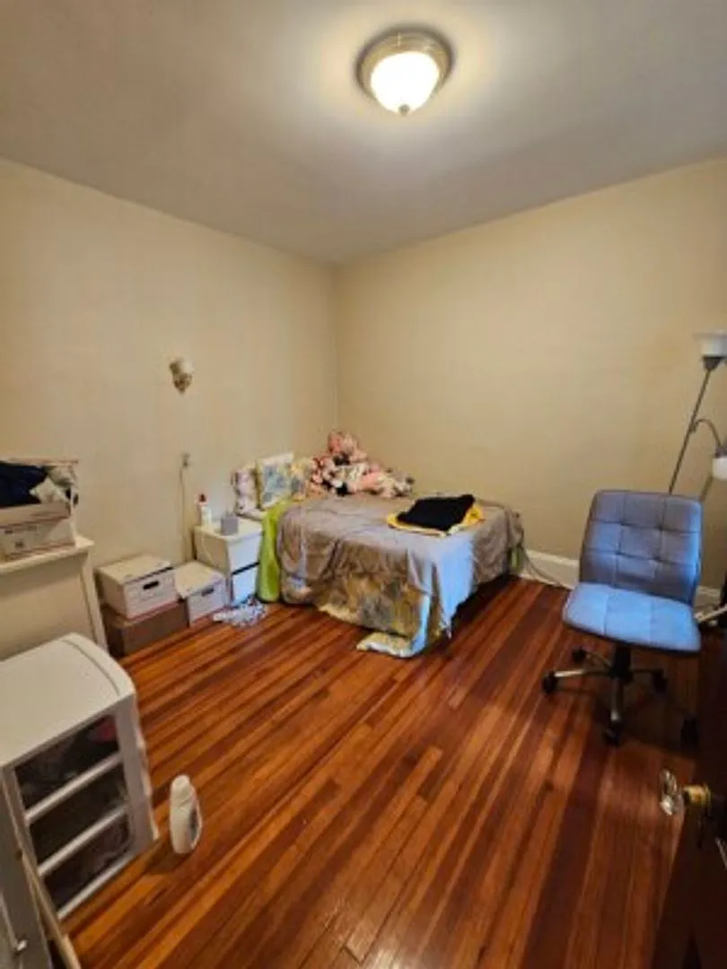 Fenway 5 bed 1.5 Bath — Photo 3