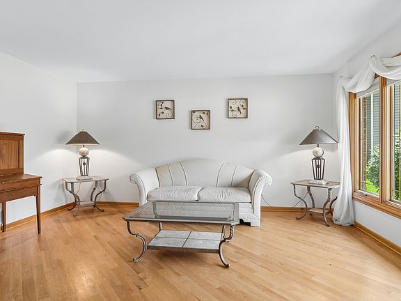 3rd image of 824 Kent Cir