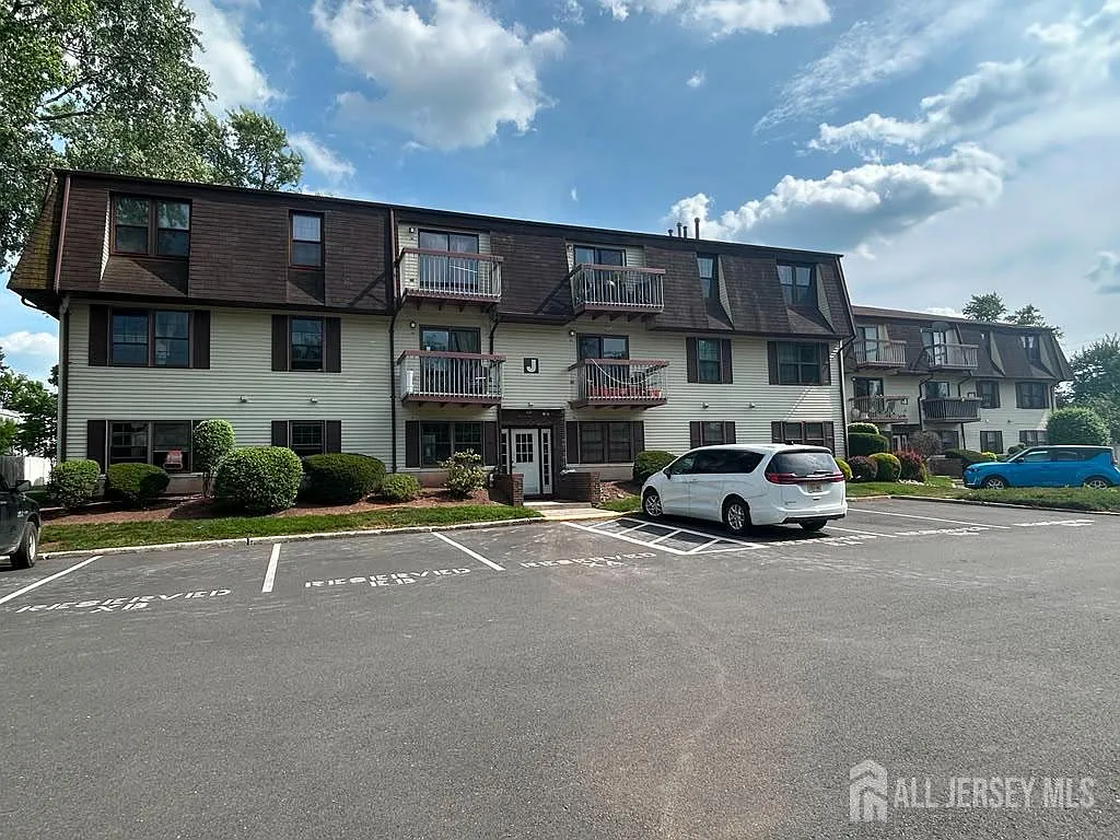 1 bed, 1.0 bath, 875 sqft, $2,100 — Photo 2