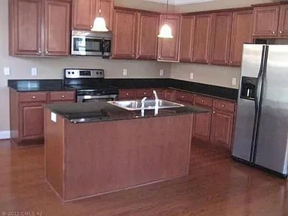 3rd image of 100 Taylors Hill Dr