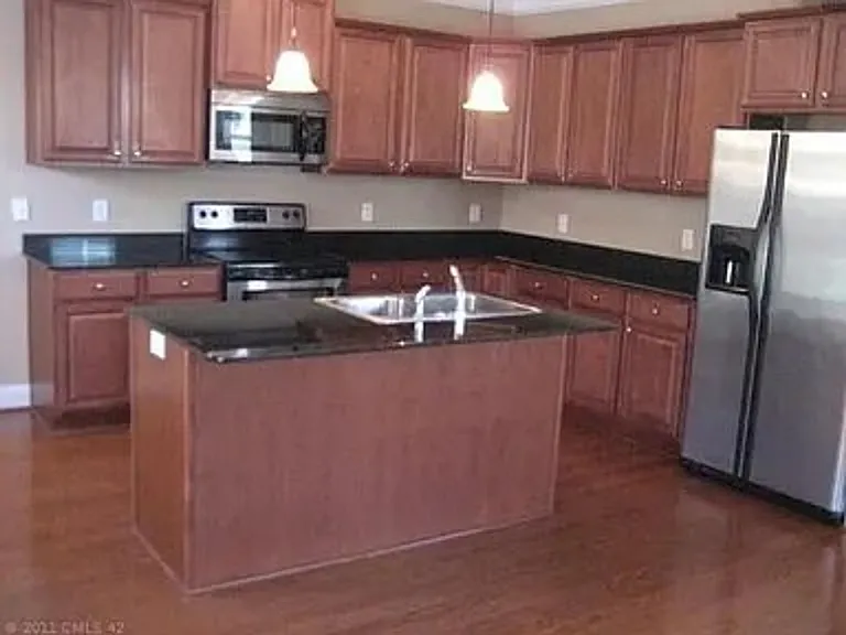 100 Taylors Hill Dr — Photo 3