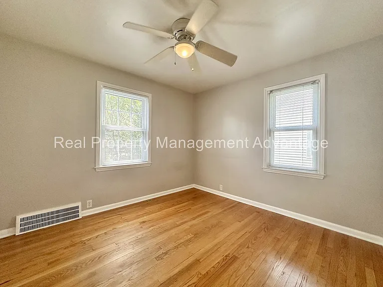 1596 Albany St — Photo 10