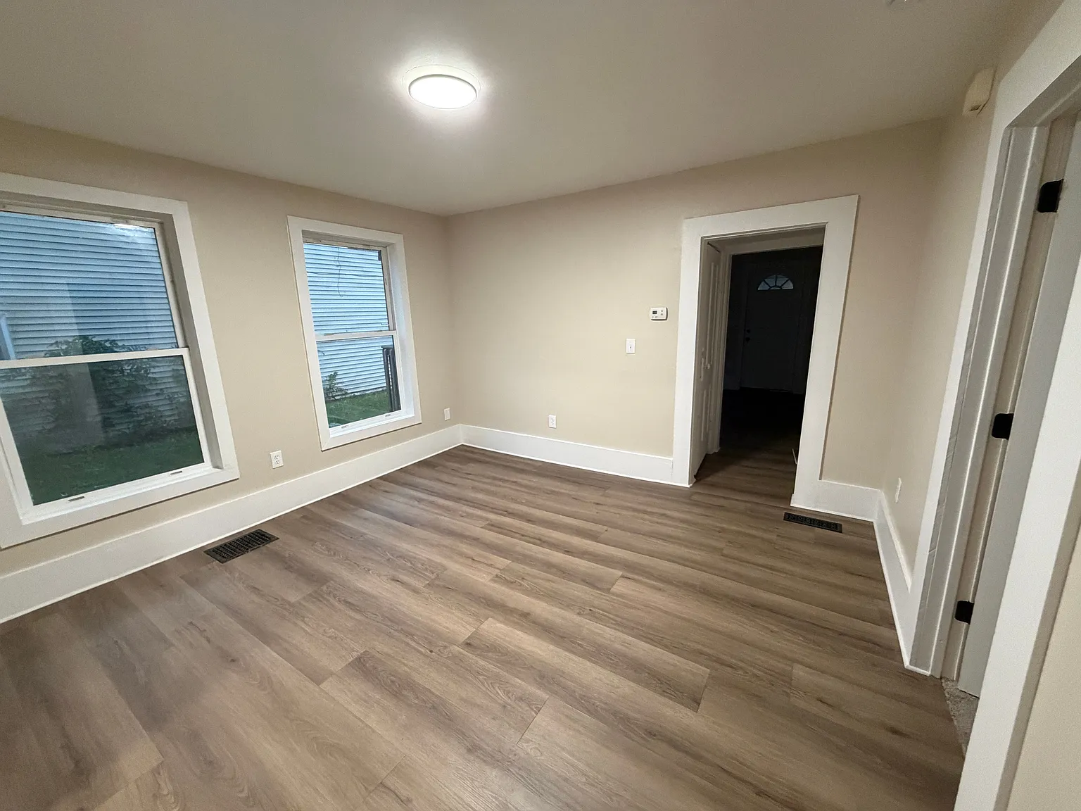 3 bed, 1.0 bath, 900 sqft, $1,600 — Photo 3