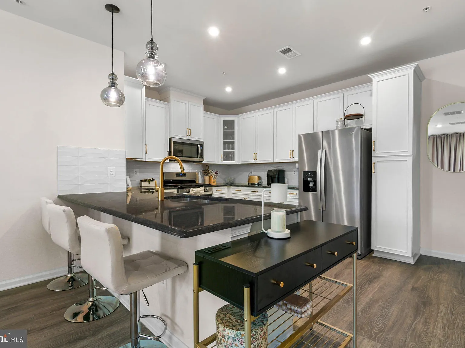 2 bed, 2.5 bath, 1709 sqft, $3,000 — Photo 4
