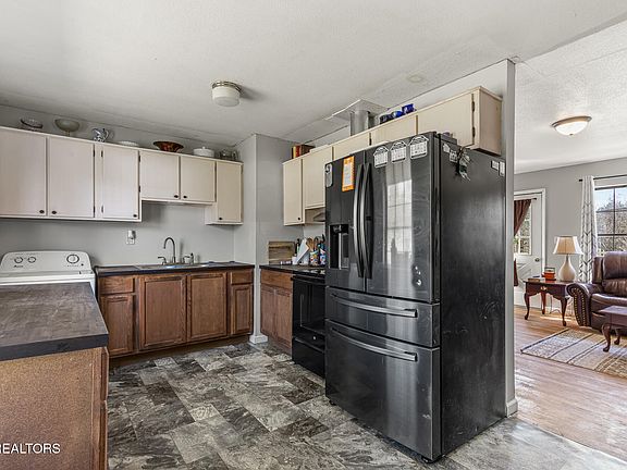 5th image of 915 Latham St