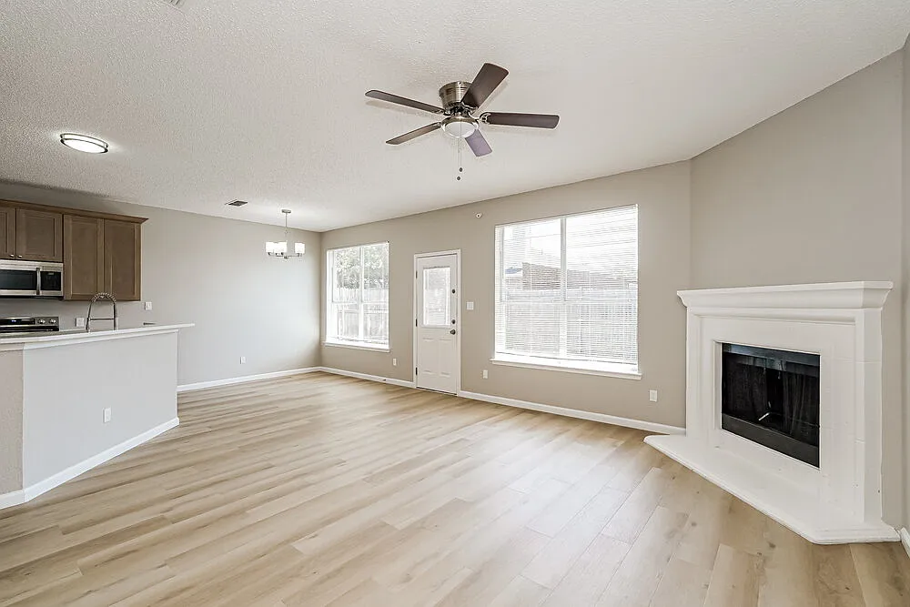 3 bed, 2.0 bath, 1601 sqft, $2,180 — Photo 4