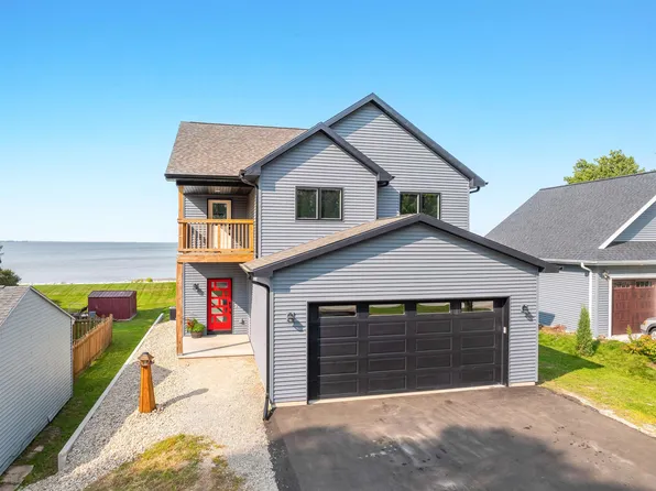 2747 E Shore Dr, Green Bay, WI 54302