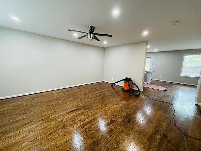 302 Regina Ln — Photo 4