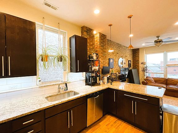 3rd image of 821 N Damen Ave #3