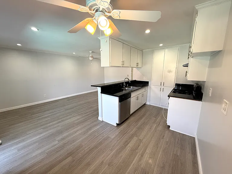 The Abbey Apartments — Photo 15