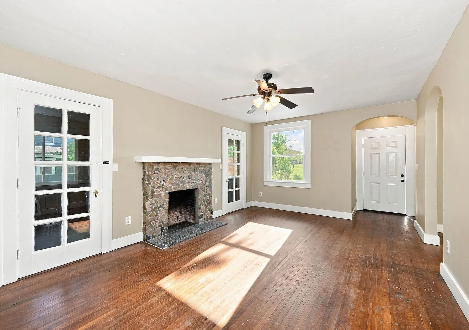 2 Bed 1.5 Bath Single House in Xenia! — Photo 4