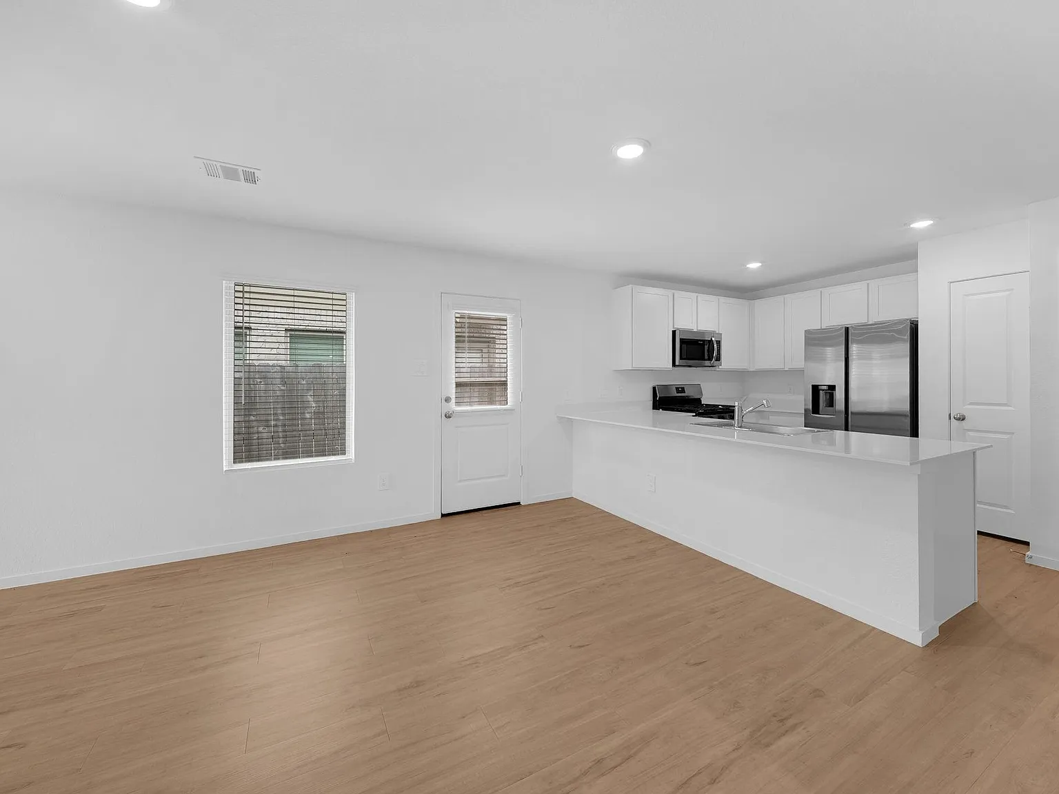 3 bed, 2.0 bath, 1470 sqft, $1,750 — Photo 3
