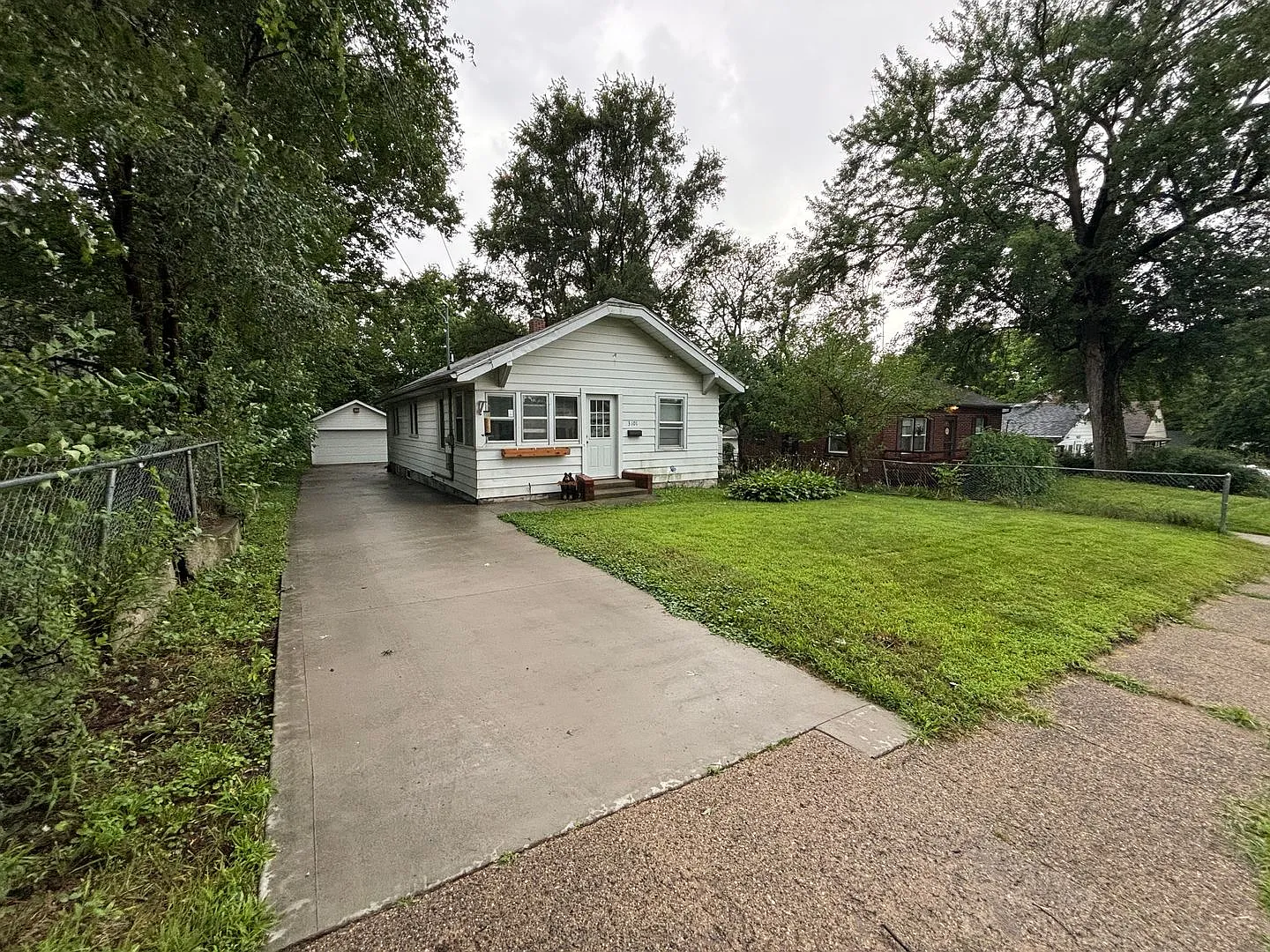 2 Bedroom, 1 Bathroom home with large garage — Photo 1
