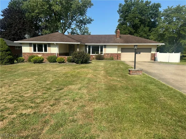 1392 Shannon Rd, Girard, OH 44420